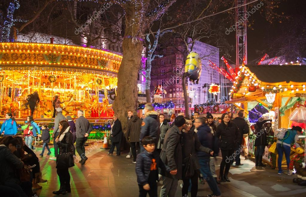 Londres, Leicester square tradicional feria con taburetes, carrusel