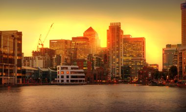 Londra günbatımı. Millwall Dock Canary Wharf görünümü