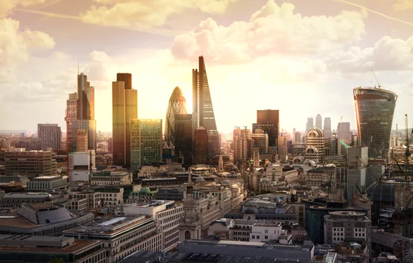 Atardecer en Londres. Vista sobre el distrito moderno de negocios — Foto de Stock
