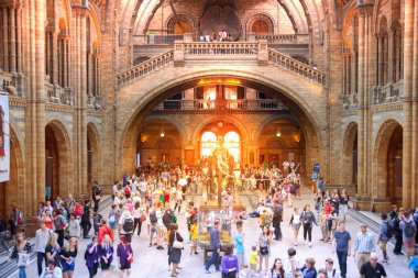 Doğal Tarih Müzesi çok turist ile iç görünümü. Londra