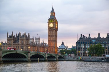 Big Ben'e ve Parlamento evlerde dusk