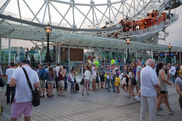 London, Thames embankment with lots of walking people and tourists — Stock Photo, Image