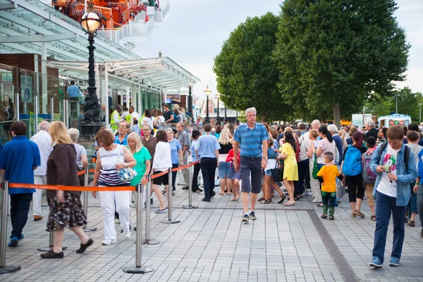 Londres, Tamise remblai avec beaucoup de gens qui marchent et les touristes — Photo