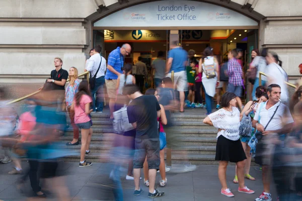 Londres, Támesis terraplén con un montón de gente que camina y turistas — Foto de Stock