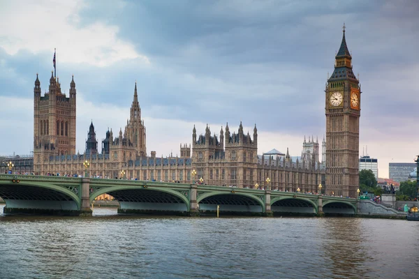 Big Ben e casas do Parlamento ao entardecer — Fotografia de Stock
