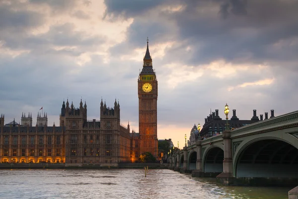 Big Ben y las casas del Parlamento al atardecer — Foto de Stock