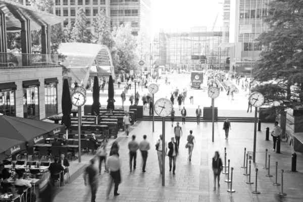 London, Storbritannien - 03 juli 2014: Människor oskärpa. Kontorsfolk som går snabbt att få arbeta på tidigt på morgonen i Canary Wharf aria — Stockfoto