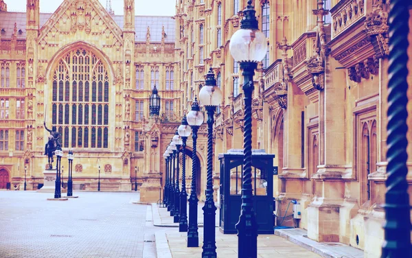 London, Westminster, UK - 05. April 2014 Parlamentsgebäude und Parlamentsturm, Blick von der Abingon Street — Stockfoto