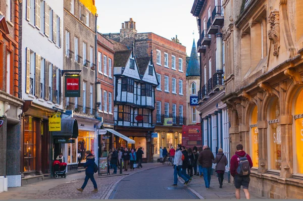 Trinity street with lots of shops and cafes, Cambridge — Stock Photo, Image