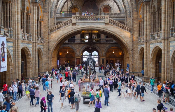 LONDON, UK - AUGUST 11, 2014: National History Museum, is one of the most favourite museum for families in London. — Stock Photo, Image