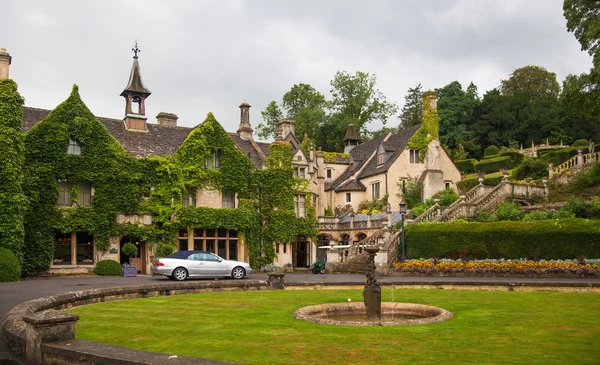 Castle Combe, unique old English village. Old house — Stock Photo, Image