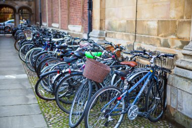 Pembroke college, Cambridge Üniversitesi'nde öğrenci motosiklet. Sigarasız, iç avlu