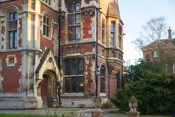 Колледж Пемброка, Кембриджский университет. Внутренний двор с церковью — стоковое фото