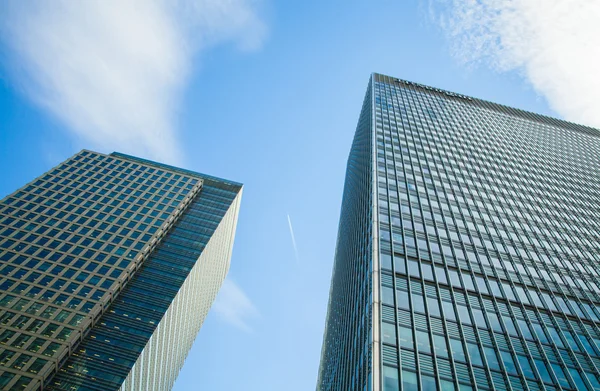 LONDON, UK - JULY 3, 2014: Canary Wharf skyscrapers against blue sky — Stock Photo, Image