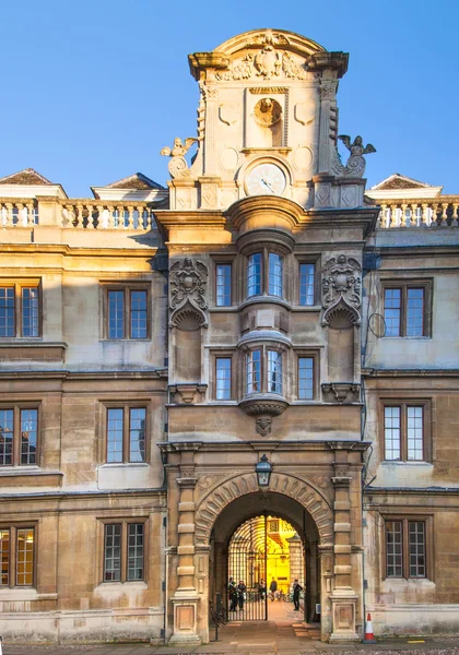 CAMBRIDGE, Reino Unido - 18 DE ENERO DE 2015: Clare college inner yard view — Foto de Stock