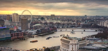 Londra'nın panorama güneşte ayarlayın. St. Paul Katedrali görüntülemek