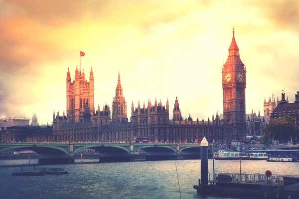 Big Ben y las casas del Parlamento al atardecer — Foto de Stock