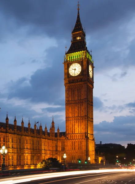 London, Storbritannien - 21 juli 2014: Big Ben och Westminsterpalatset i skymning — Stockfoto