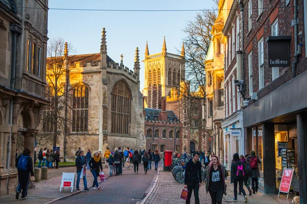 CAMBRIDGE, Reino Unido - JANEIRO 18, 2015: Trinity Street com vista para a faculdade — Fotografia de Stock