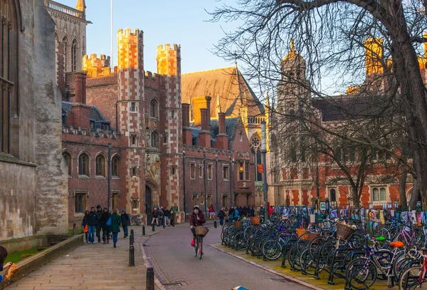 CAMBRIDGE, Reino Unido - JANEIRO 18, 2015: Trinity Street com vista para a faculdade — Fotografia de Stock