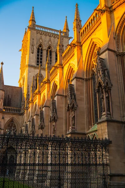 Cambridge, Verenigd Koninkrijk - 18 januari 2015: St. John college kerk in zonsondergang — Stockfoto