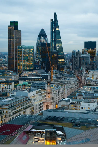 City of London, business and banking aria. El panorama de Londres al atardecer. Vista desde la catedral de San Pablo — Foto de Stock