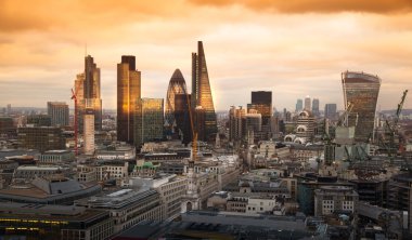 Londra şehir, iş ve bankacılık ARIA. Londra'nın panorama güneşte ayarlayın. St. Paul Katedrali görüntülemek