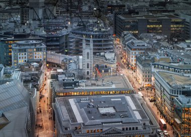 Londra'nın yolları gece. Panoramik St. Paul Katedrali