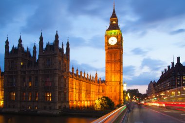 Londra, İngiltere - 21 Temmuz 2014: Big Ben'e ve Parlamento evlerde dusk