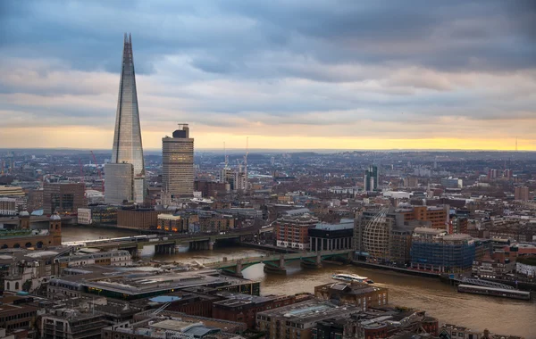Cam parçası. Londra'nın panorama güneşte ayarlayın. St. Paul Katedrali görüntülemek — Stok fotoğraf