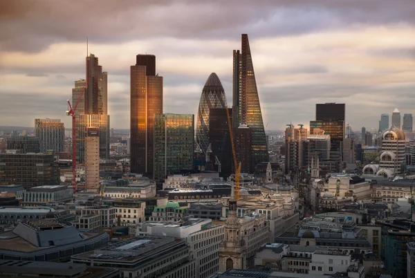 City of London, business and banking aria. El panorama de Londres al atardecer. Vista desde la catedral de San Pablo — Foto de Stock