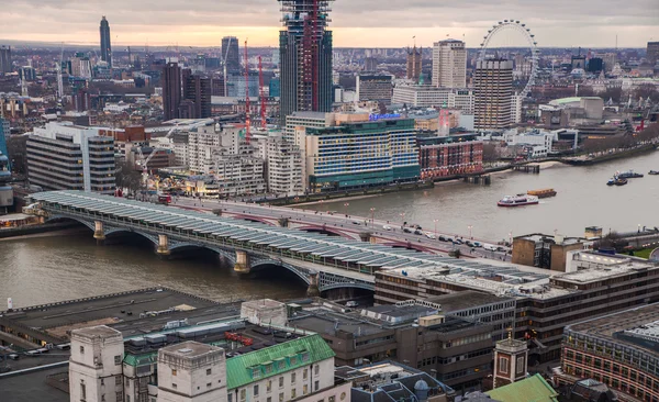 Londra Köprüsü ve river Thames panoramik güneşte ayarlayın. St. Paul Katedrali görüntülemek — Stok fotoğraf