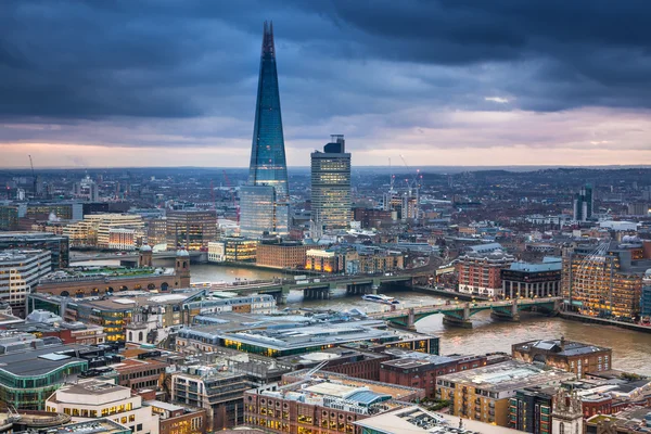 Cam parçası. Londra'nın panorama güneşte ayarlayın. St. Paul Katedrali görüntülemek — Stok fotoğraf