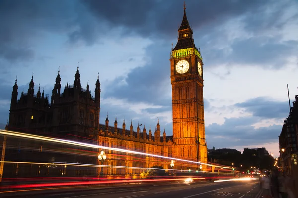 London, Verenigd Koninkrijk - 21 juli 2014: Big Ben en huizen van het Parlement in de schemering — Stockfoto