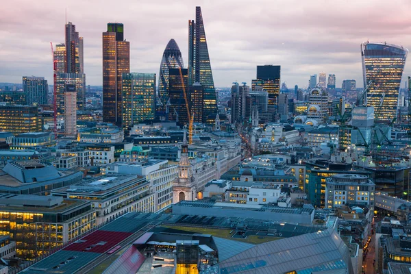 Londýnská city, obchodní a bankovní árie. Londýnské panorama v západu slunce. Pohled od St. Paul katedrála — Stock fotografie