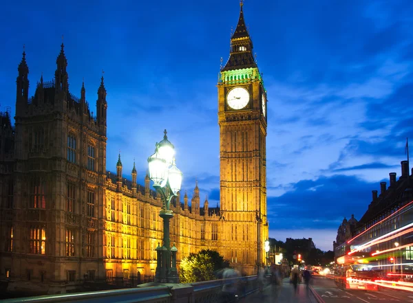 London, Storbritannien - 21 juli 2014: Big Ben och Westminsterpalatset i skymning — Stockfoto