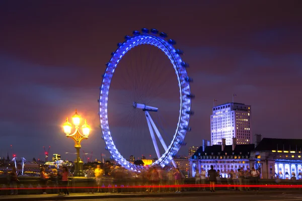 London, Storbritannien - 21 juli 2014: London men eld och floden Thames i nattlamporna — Stockfoto