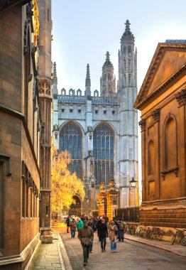 Cambridge, İngiltere - 18 Ocak 2015: Cambridge, İngiltere - 18 Ocak 2015: Cambridge Üniversitesi Konsey günbatımı ışıklar