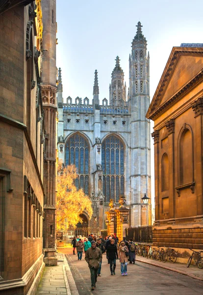 CAMBRIDGE, ROYAUME-UNI - 18 JANVIER 2015 : CAMBRIDGE, ROYAUME-UNI - 18 JANVIER 2015 : Le conseil universitaire de Cambridge sous les lumières du coucher du soleil — Photo