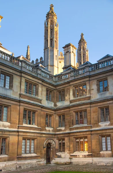 CAMBRIDGE, Royaume-Uni - 18 JANVIER 2015 : Clare College vue sur la cour intérieure — Photo