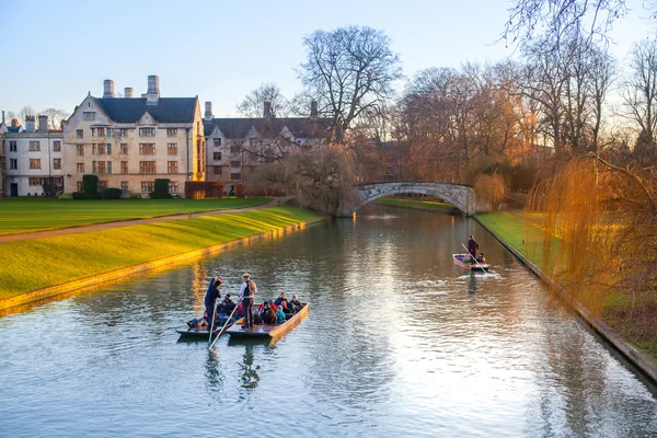 Cambridge, Verenigd Koninkrijk - 18 januari 2015: Rivier de Cam en de toeristische boot — Stockfoto