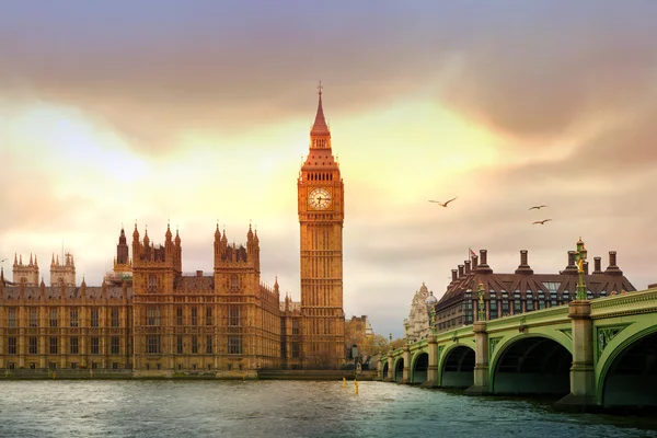 Big Ben y las casas del Parlamento al atardecer — Foto de Stock