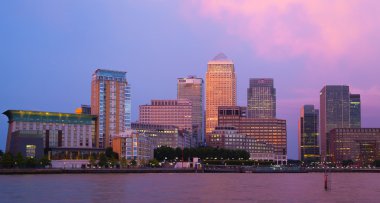 Londra, İngiltere - 17 Ekim 2014: Canary Wharf gece görünümü