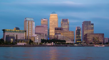 Londra, İngiltere - 17 Ekim 2014: Canary Wharf gece görünümü