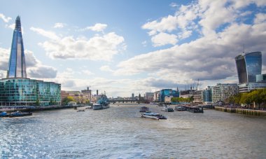 Londra, İngiltere - 16 Ağustos 2014: Thames Nehri üzerinde cam parçası. Modern Londra mimarisi