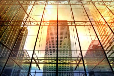 Canary Wharf, ofis binaları. Modern mimari güneşte küresel finans önde gelen Merkezi Işıklar ayarla. Londra