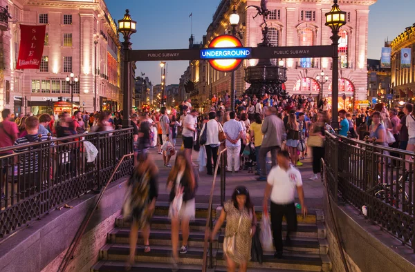 LONDRA, UK - 22 AGOSTO 2014: Piccadilly Circus di notte. Luogo famoso per appuntamenti romantici. Piazza è stata costruita nel 1819 per unire di Regent Street — Foto Stock