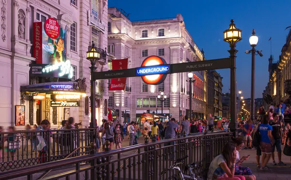 LONDRES, Reino Unido - 22 de agosto de 2014: Piccadilly Circus en la noche. Famoso lugar para citas románticas. Plaza fue construida en 1819 para unirse a Regent Street — Foto de Stock