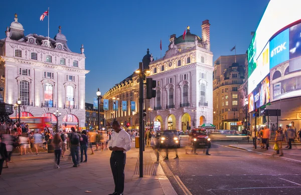 LONDON, UK - AUGUST 22, 2014: Piccadilly Circus in night. Famous place for romantic dates. Square was built in 1819 to join of Regent Street — Stock Photo, Image