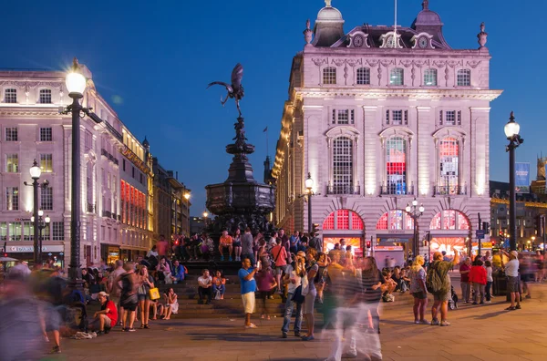 LONDRES, Reino Unido - 22 de agosto de 2014: Piccadilly Circus en la noche. Famoso lugar para citas románticas. Plaza fue construida en 1819 para unirse a Regent Street —  Fotos de Stock